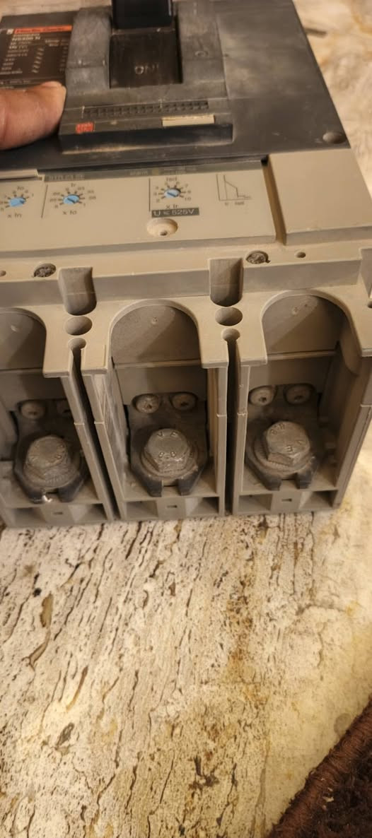 قاطع هوائي شنايدر أسباني 400امبير مامستخدم شرط النضافه 100%
السعر ٢٥٠ بي مجال تواصل ***********
