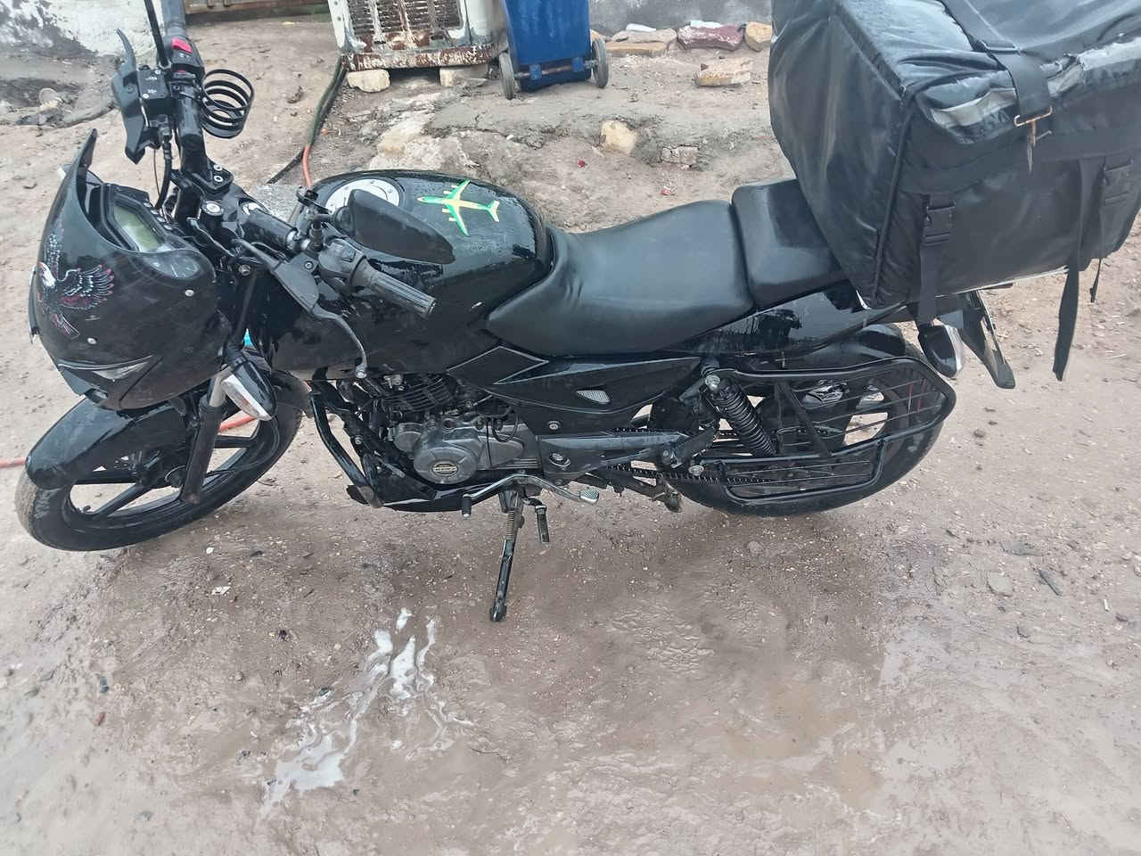 السلام عليكم شباب دراجه بولسر للبيع محرك 150 نضيفه محرك وكشر بس حادث ونكسر مازده مرقم وسنويه كامله رقمها بغداد عارضها (1500) وبيها مجال للتواصل ***********
