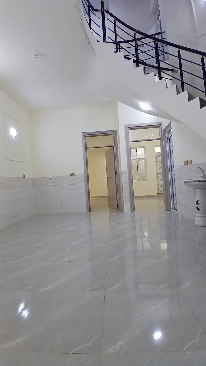 على بركه الله بيت للبيع دوانم المعمل مساحه ١٢٥متر طابقين يتكون ٤غرف نوم شغل كلش حلو قرب جامع المحمود السعر مناسب للاستفسار اكثر اتصل على *********** او زياره مكتب زمزم

