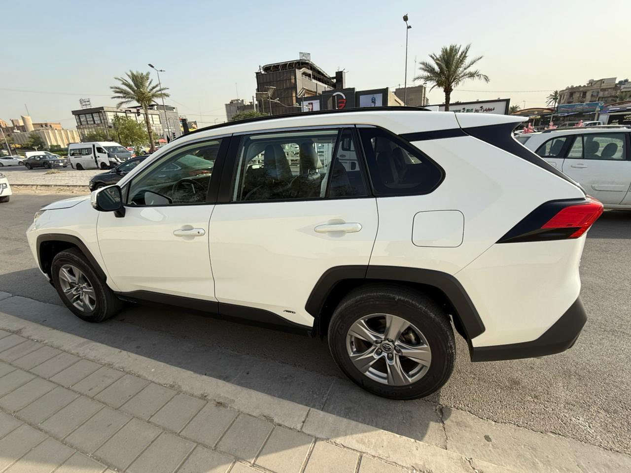 السلام عليكم للبيع 
راف فور 2023 هايبرد فول مواصفات XLE
فتحة
رادار امامي وقيادة ذاتية ومحافظة على المسار
رادار جانبي
جنطة كهرباء
بجم لد
كشنات تدفئة وكشن السايق كهرباء
تحكمات ستيرن جهتين
وايرلس كاربلي
بدون ايرباك ماشية ٦٥ميل
السيارة وارد امريكي 
ضررها من امريكا فقط دعامية وشوية بارد بلبنيد وشكم مكان بارد وباب صبغ
سعر السيارة 248 وبيها مجال بسيط 
للستفسار ***********
مكان سيارة زيونة
