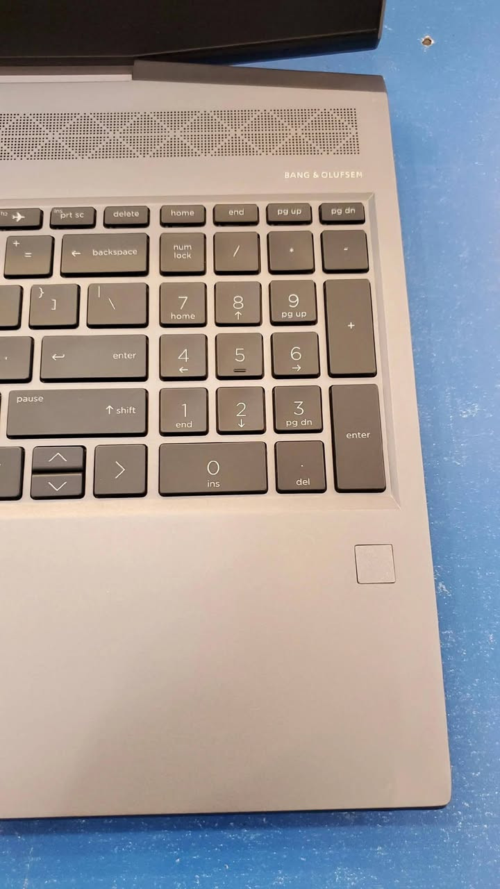 لابتوب HP ZBook 💻
جهاز من فئة Workstation الاحترافية المصممة للأعمال الثقيلة مثل التصميم، المونتاج، البرمجة، والهندسة، إضافة إلى الاستخدام اليومي والدراسة.
سلسلة ZBook معروفة بقوة الأداء وجودة التصنيع العالية المناسبة للعمل لفترات طويلة.
⚙️ المواصفات:
• المعالج: Cori7 الجيل التاسع فئة H – معالج قوي بستة أنوية مخصص للأعمال الثقيلة والأداء العالي.
• الرام: 16GB – مناسب لتعدد المهام وتشغيل البرامج الثقيلة بسلاسة.
• الهارد: 512GB SSD – سرعة عالية في تشغيل النظام والبرامج.
• الشاشة: 15.6 إنج – حجم مريح للعمل والمشاهدة.
• بصمة اصبع 
• كرت الشاشة الداخلي: 8GB

🎁 الهدايا المجانية:
• ماوس
• ماوس باد
• حقيبة لابتوب
• الشاحن الأصلي

🛡 الضمان والخدمات:
• فحص كامل قبل الإرسال
• فحص كامل قبل الدفع والاستلام
• ضمان 30 يوما ضد اي خلل مصنعي 
• الجهاز جاهز للاستخدام المباشر

📍 الموقع:اربيل السلطان مظفر 
 بغداد – الأمين الثانية
السعر 515 الف فقط 
📲 للتواصل واتساب: ***********
🚚 التوصيل متوفر إلى جميع المحافظات
