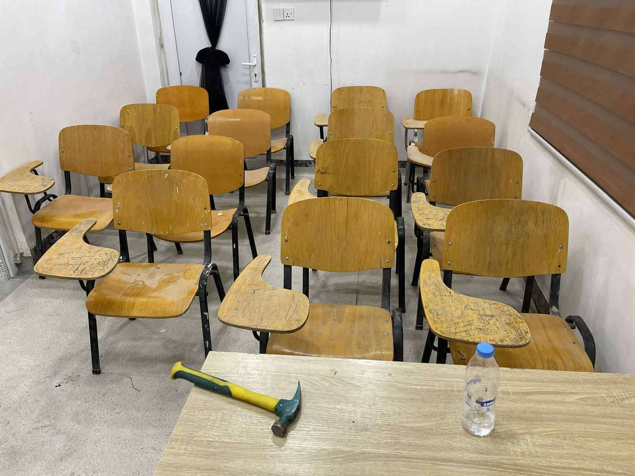 ستولات وسبورات و كراسي وميز بحالة جيده للبيع متوفر عدد 
للاستفسار التواصل عبر الرقم واتساب ***********
