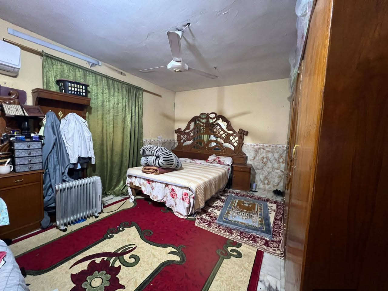 السلام عليكم
بيت البيع 10*20

بيت 200 متر (مربع)

البلديات 
حي الصحفيين 
اخر فرع بل صحفيين 
غرفتين نوم 
صاله
مطبخ
استقبال
استفسار
***********
