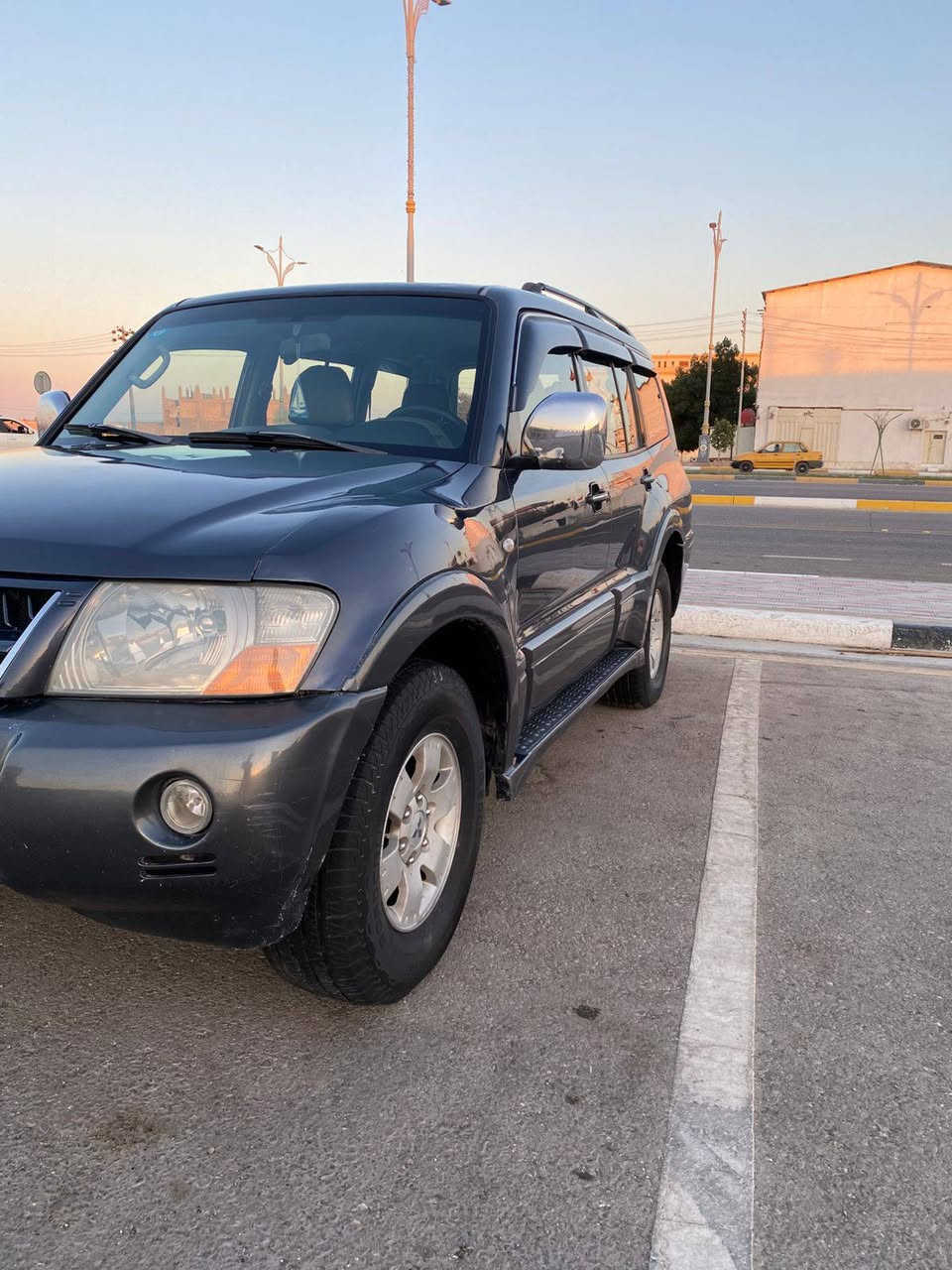 السلام عليكم رمضان كريم سياره مسيبوشي بايجيرو موديل  2006 بسمي السياره مكينه وكير وكسن شرط تخم تاير جديد  حداديه جديد  بور ومشط  ع ايدي امبدلهن  كهربائيات كله شغاله تبريد تدفئه شغال  سياره مكفولة من ضربه والفتح والتبديل بيه 3قطع صبغ  سونار موجود السعر 87 بيهه مجال قليل بل عافيه ع ياخذهه  رقم *********** أو ***********
