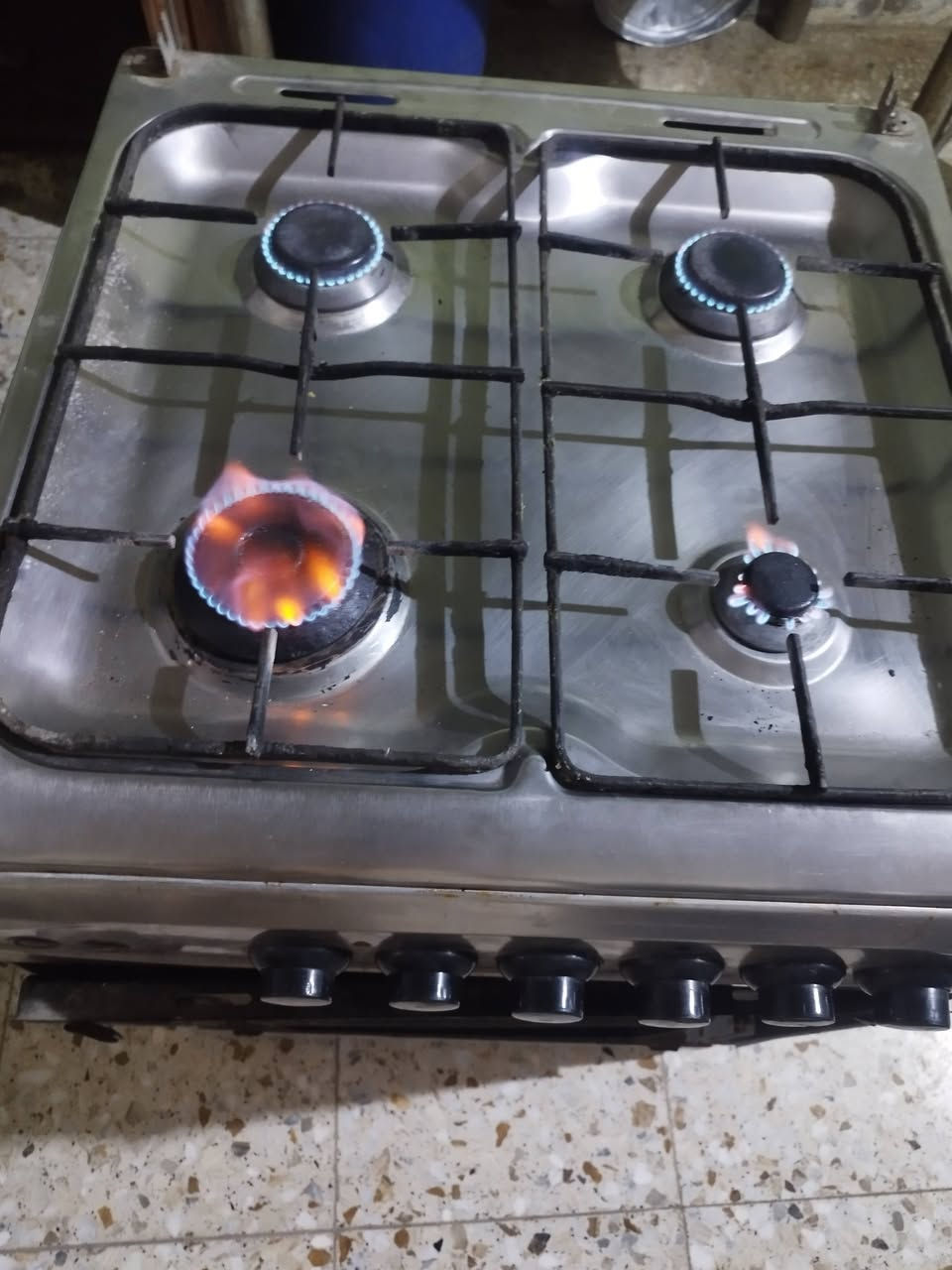 يا الله طباخ مستعجل ع بيع ب 25 الف كامل شغال ع فحص 4 عيون وفرن فوك وجوه ناره زركه  بلازمه حجم 32 ماليزيه مو تجاريه مال سوك ب 60 الف قفل  مكاني ابو غريب الشهداء *********** وات ساب اتصال
