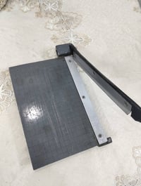 للبيع  مقص ورق كزاز  اهين وليس حديد مستخدم بغداد 07709200843