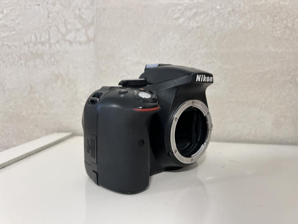 📸 كاميرا Nikon D5300 للبيع
• الحالة: 95٪
 • دقة 24.2 ميغابكسل
 • 39 نقطة فوكس
 • تصوير متواصل حتى 5 صور بالثانية
 • عدسة أصلية 18-55 (فتحة عدسة f/3.5–5.6)
 • حساسية ISO من 100 لحد 12800 (قابلة للتوسيع)
 • شاشة 3.2 إنج متحركة بدقة عالية
 • تصوير فيديو Full HD 1080p حتى 60 إطار بالثانية
 • بطارية أصلية + شاحنة أصلية
 • ويه جنطة أصلية
 • ✅ تدعم Wi-Fi + GPS

✔️ مناسبة للهواة والمحترفين
📍 يوجد توصيل لجميع محافظات العراق 
💰 السعر: [400] وقابل للتفاوض 

📞 للاستفسار:*********** (واتساب  فقط ✅ )
