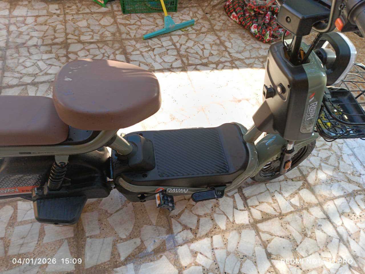 السلام عليكم . دراجه شحن ريان حجم 14 الـ برو أحسن من عادي مشتريه قبل أسبوعين 400 الف 
مميزاتها دراجه 3 نمر سرعته 40 .4 بطاريات فول موصفات بعدي جديده شخط مابيه شاشه تضهرلك كل عطال تمشي 20 كيلو بل شحنه وحده لون زيتوني بيجي  بيه بلوتوث وسماعات . تجي تفحصه فحص كامل مابيه شخط. رايد فقط مراوس ماريد بيع. مكاني كربلاء يم جامعه صفوه 
الرقم. *********** واتساب فقط
