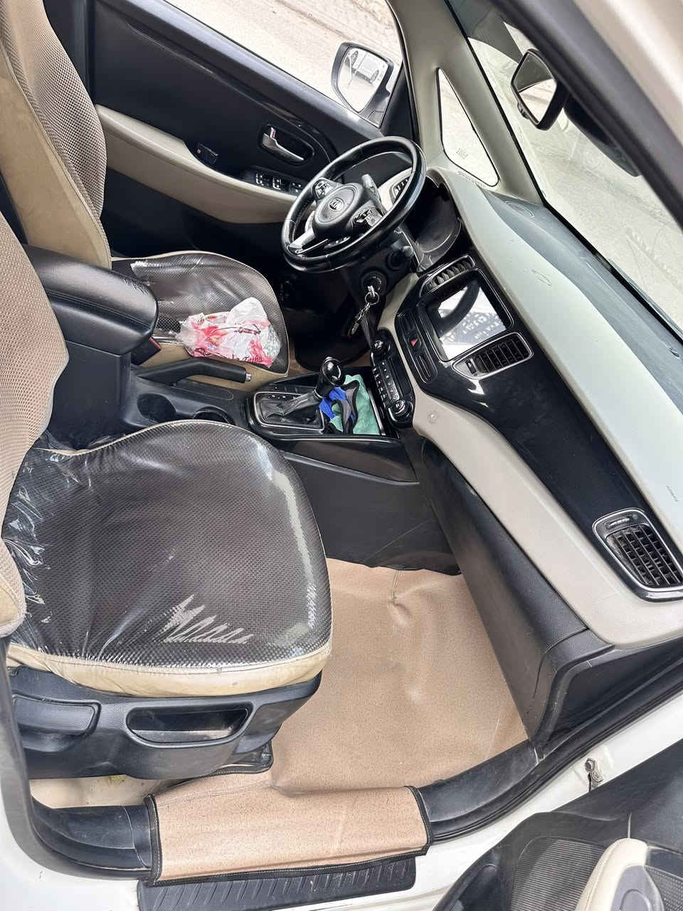 السلام عليكم من رخصه الادمن / كيا كارنز  موديل 2014 مواصفات معروفه  مصبوغه عام رايده 115 للتفاصيل اكثر ***********
