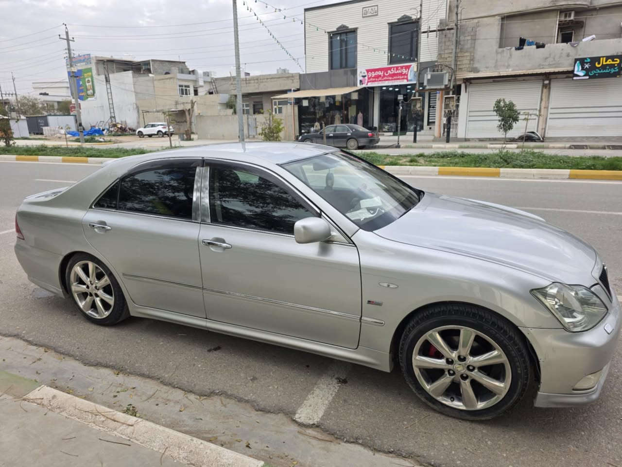 سه ره تا به ناوي خواي گه وره و ميهره بان
شاهينه ى ٢٠٠٥ مووس
    شاشه يه كاميرا ني يه 
١٨٢ بي دووكه ل 
كامل مه سروفي كراوه و ١ هه زار مه سروفي ني يه 
ويل دنگه ي ئستيل تايه كاني تازه يه 
سه ياره كه مالي دۆستە 
ناو ڕەشە کوشن شاموا 
ساج سور سوکان حە یزەران
ناوی لە دەری جوانترە
دە بڵو لە وی HKSلە سەرە بەرزو نزم ئەکات
بە شەرتی فەحس و سۆنەر سە قف و حیزام بە شەرت
بەشەرتی گێڕو مە کینە 
هایدرۆلیک و ڕۆنی مە کینە تازە گۆڕیاوە 
فیت پەمپی تازە گۆڕیاوە 
پاتری تازە گۆڕیاوە 
‎تكايه ئه گه ر موشته ري نيت سه رمان مه يه شينه ته له 
‎فونت كردو سعرت وه دل نه و مه يه ژه هه يه به وه نه ئه گه ر هه يه برؤ بيسينە 
***********-***********
