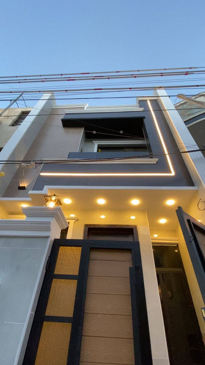 # 100م² جديد للبيع  🏡 
دار  ١٠٠ م للبيع السعر مناسب
يحتوي على ٤ غرف نوم سويت
بناء حديث درجة اولى 
حي الجهاد ـ الحمدانيه

#للأستفسار : مكتب سومر للعقار 🏛️ 
                    *********** 📞 بغداد, العراق
