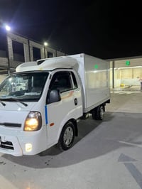 عندي كيا براد مع سائق ايجار شهري اي شي عندك نحمله 07716569296