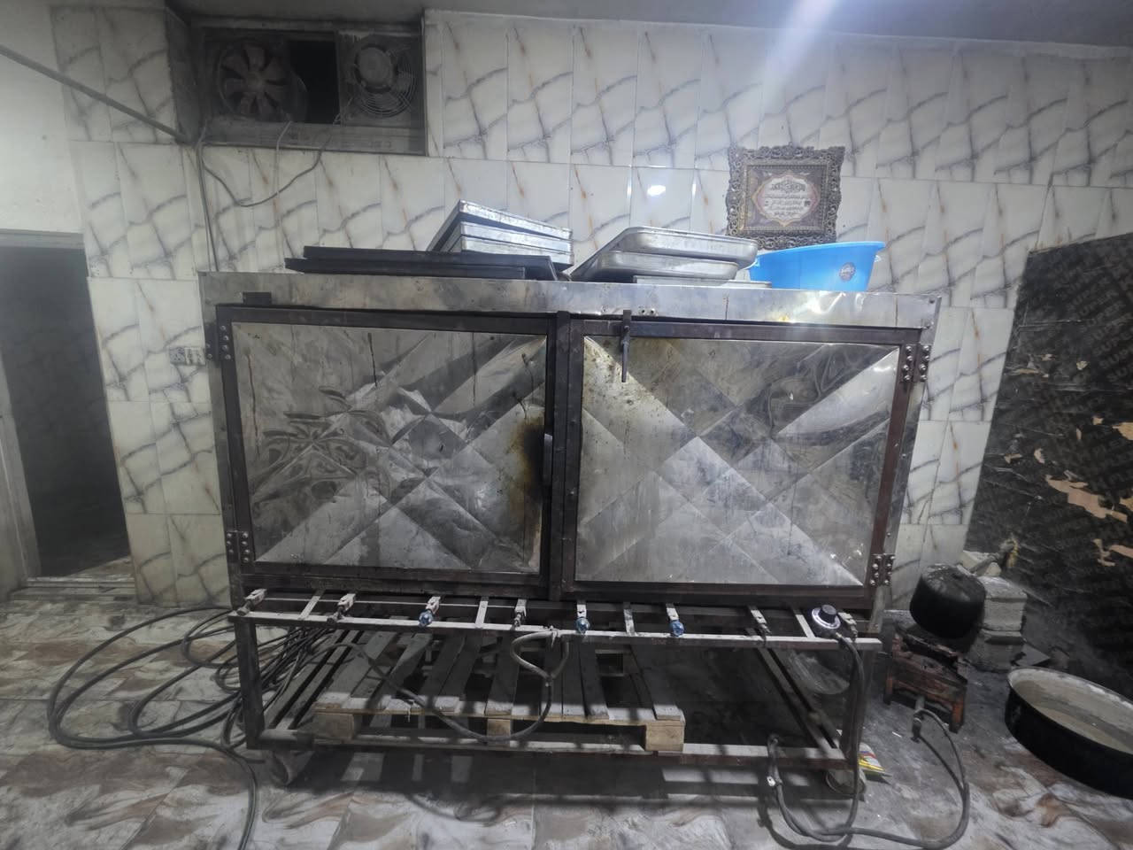 السلام عليكم معمل حلويات كامل للبيت 2 تزكا حديد +فرن ٧ خانات +عجانةعراقي درجة أولى +طاوليات حديد وفافون العدد 50 + صواني زنود 
للتواصل اسيا :‎0773 587 0840
              عراقنا:***********
