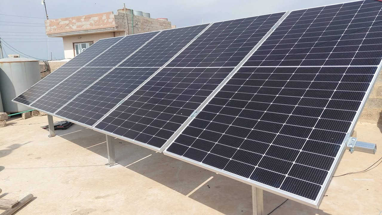 🔆 إنجاز جديد يُضاف إلى سلسلة نجاحات مكتب روژ للطاقة الشمسية
📍 من موقع العمل #كوري غريبان
🗓️ الثلاثاء 17/ 3 / 2026
في إطار التوسع المستمر في مشاريع الطاقة النظيفة، يعلن مكتب روژ للطاقة الشمسية عن إكمال مشروع جديد ومتميز تمثّل بتحويل منزل زين العابدين في #قرية كوري غريبان إلى منظومة طاقة شمسية متكاملة، تعمل بكفاءة عالية وتوفر استقراراً كهربائياً موثوقاً على مدار الساعة.
⚡ تم تنفيذ المنظومة بسعة 10 أمبير نهاري و 10  أمبير ليلي، لتأمين طاقة مستقرة وآمنة، مع تقليل الاعتماد على الشبكة الوطنية والمولدات، وفق أحدث التقنيات وأعلى معايير الجودة والكفاءة.
🌞 ويأتي هذا المشروع ضمن رؤية مكتب روژ للطاقة الشمسية الهادفة إلى نشر حلول الطاقة المتجددة وتوفير بدائل ذكية ومستدامة تدعم الاستقرار الطاقي في إقليم كردستان والعراق.
🔧 مواصفات المنظومة المنفذة: ▪️ ألواح Longi بقدرة 640 واط
▪️ عدد الألواح: 5 لوحاً
▪️ ضمان الألواح: 15 سنة
▪️ إنفرتر viva بقدرة 6500 كيلوواط – (ضمان 2 سنوات)
▪️ بطارية ليثيوم بسعة 10 كيلوواط عدد 1 (ضمان 10 سنوات)
✨ روژ للطاقة الشمسية… خبرة تثبت نفسها في كل مشروع، وثقة تتجدد مع كل إنجاز.
🔥 هل تفكر بتحويل منزلك أو مشروعك إلى طاقة مستقرة وموفرة؟
نحن نقدّم لك الحلول الذكية المصممة حسب احتياجك وبأحدث التقنيات العالمية.
📞 للتواصل والاستفسار:
👷‍♂️ مهندس قيدار
*********** – ***********
👤 سلام سلو
*********** – ***********
#طاقة_شمسية #مكتب_روژ_للطاقة_الشمسية
#HighVoltage #الطاقة_المتجددة
#شيخان #أربيل #بعشيقة #هولير #العراق
