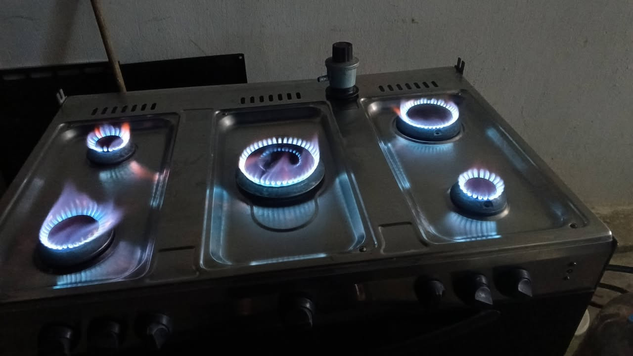 طباخ للبيع شرط الشغل السعر 100 وبي مجال المكان حي العروبة اتصال على رقم ***********
