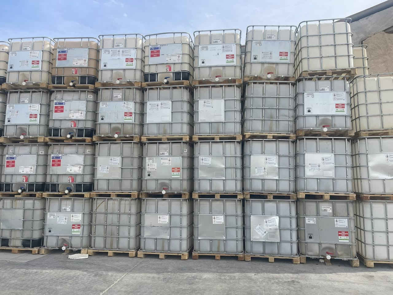 سلام عليكم 
متوفر حاويات ابيض واصفر وبراميل للبيع 
العنوان النجف قرب معمل سمنت الكوفة 
***********
