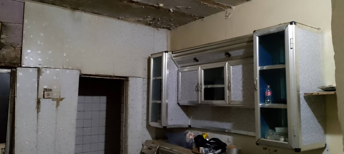 بيت قديم  للبيع في مدينة الصدر
144 متر. واجهة 8*18  قطاع 50 على شارع 60 بي 5 غرف  واستقبال وهول ومطبخ وحمام خارجي وداخلي  السعر  225 قفل. للتواصل ***********
