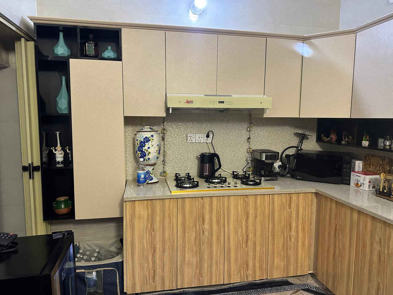 كاونترخشب hbfمن الداخل والخارج معه ثلاجه هيتاشي وطباخ ومرشحه المرمر كاورتنز طبيعي طول الكاونتر 7متر
تصال على رقم  ***********
