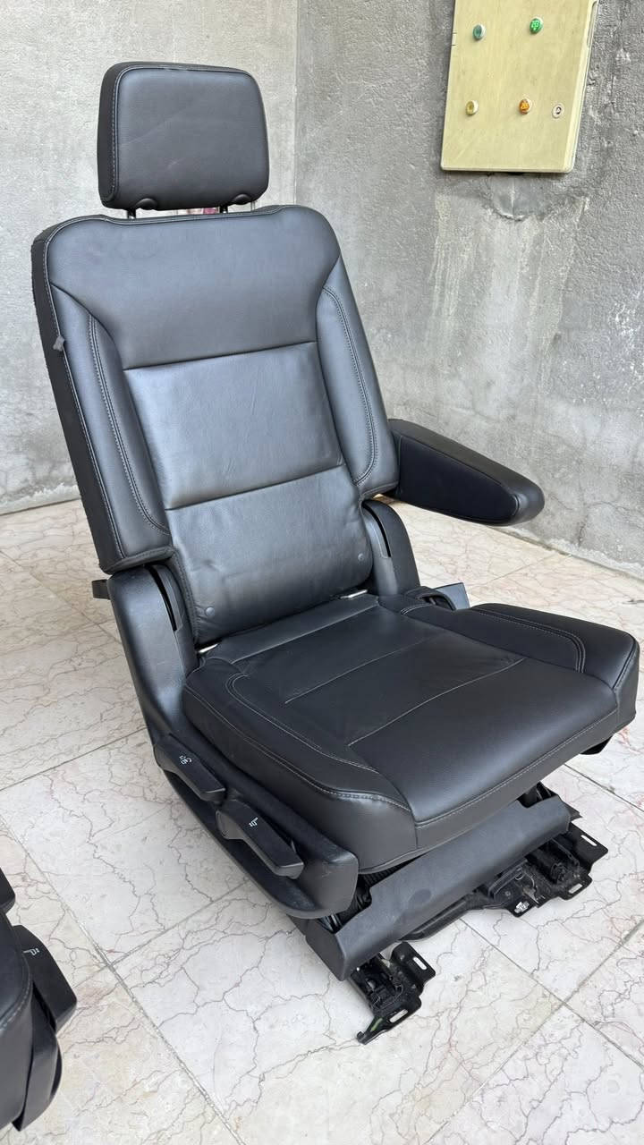 السلام عليكم كراسي تاهو ملكي موديل 2024 للبيع نظافه 100‎%‎ السعر 250 دولار
***********
