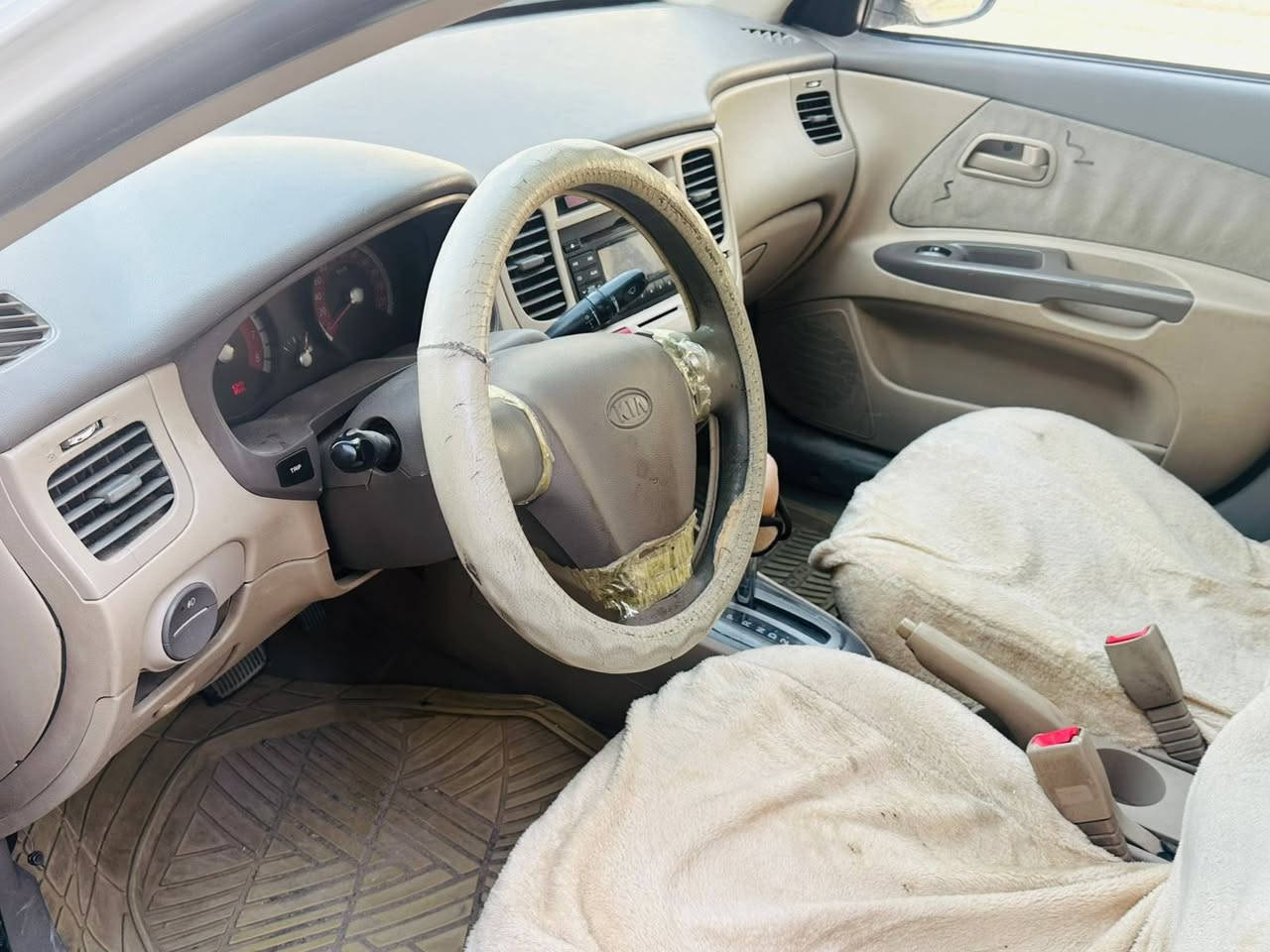 سلام عليكم كيا ريو 2012 سيارة جديدة تبريد ثلج محرك لك ما مفتوح بيهة 3 قطع صبغ فقط  مكاني بغداد رقمهة أربيل هزة وسنوية جديدة بأسمي السعر 80 وبيه مجال استفسار ***********

