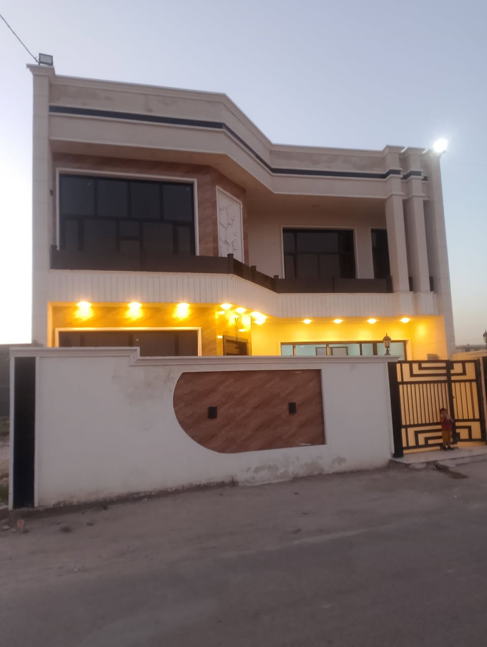 سلام عليكم بيت 200متر شارع معمل الغاز البيت قريب على شارع العام جدا تفاصيل البيت دخل الفيديو سعر 240مليون بي مجال بصيط ***********
