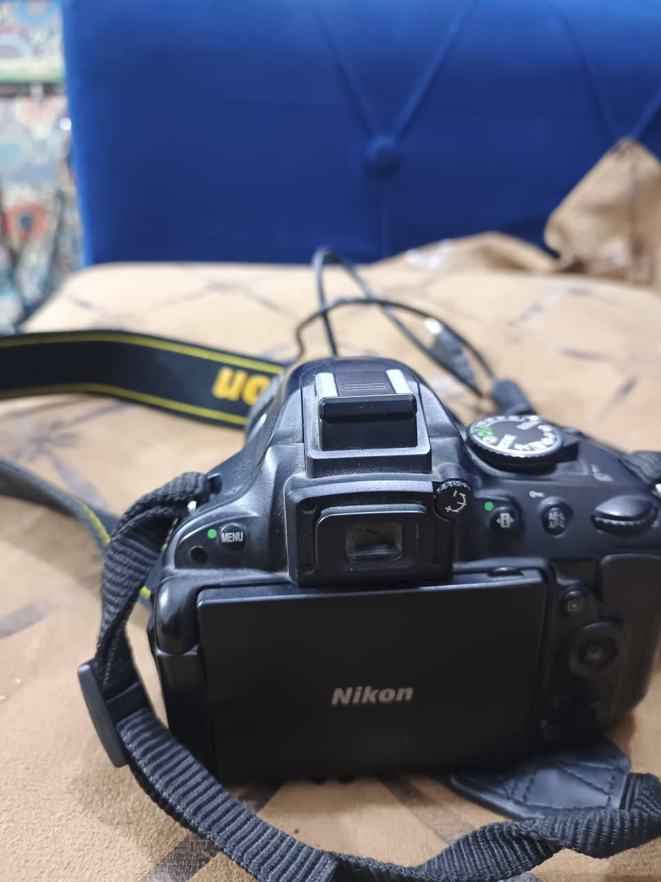 كاميرا نيكون D5100 محبوبة الجماهير الكاميرا نضيفه بنسبة 92% فول دقتها
وياها شاحنه وبطارتين السعر 290وبيها مجال مكاني بغداد لايوجد توصيل ***********
