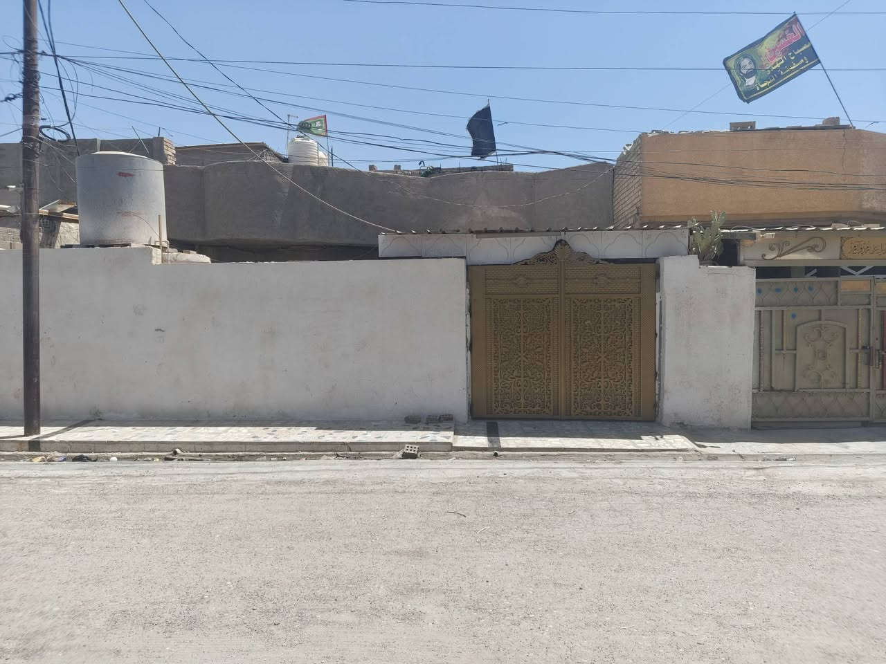 الا صاحب الكورب المحترم 
الدار للبيع مساحه 260 عنوان شارع عشرين مقابل المركز ستقبال 7/4 مطبخ 5/4صاله معه درج دوار معه حمام غرف عدد2 5/4غرفه ثانيه 4/5+منور 2 كراج 60 متر مربع جبير    تفاصيل***********/***********
