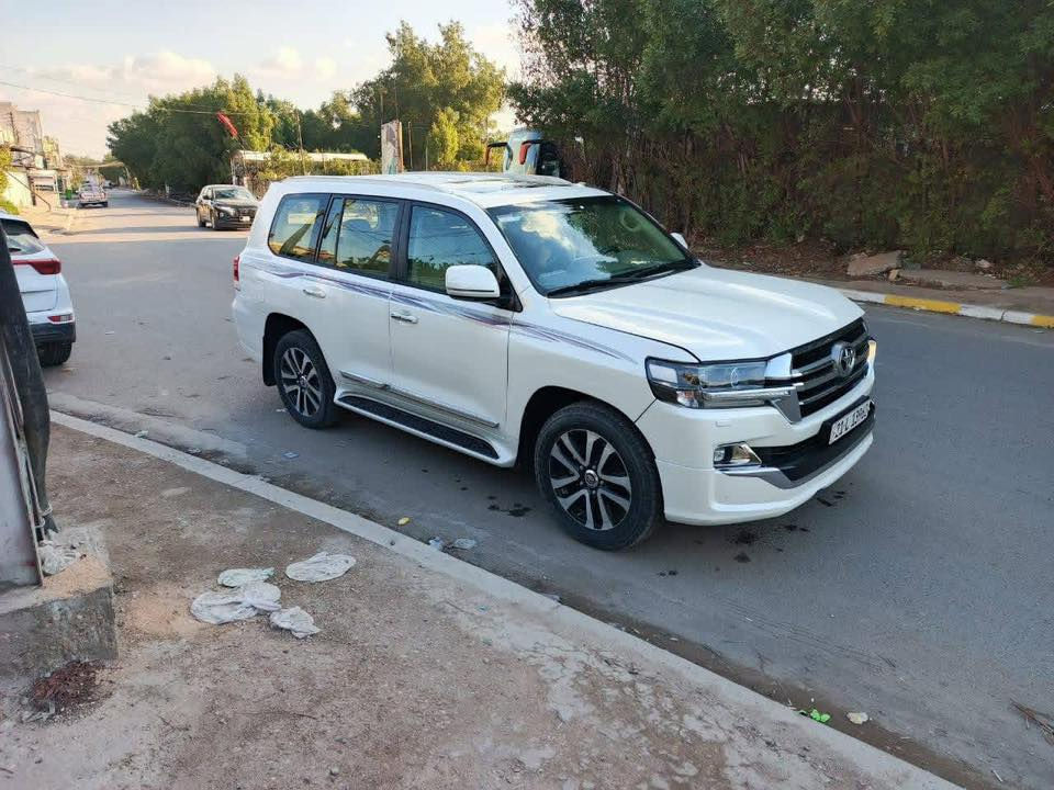 السلام عليكم اخوان للبيع لاندكروز  موديل ٢٠١٩ رقم سليمانيه دولي باسمي تحويل مباشر فول مواصفات للبيع على حادثها سابقة مكفوله محرك سته سلندر
السعر 115 وبيها مجال بيع مستعجل 
للبيع او مرواس مكانها بغداد شراي يتصل غير متواجد على النت 
***********
