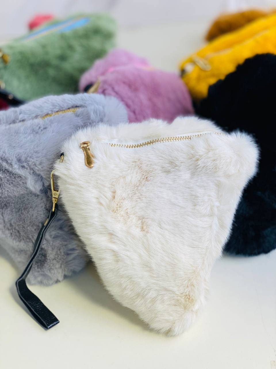 👛ترند الموسم👛

🎁حقيبة يد صغيرة من القماش الفرو 💸، مع سحاب ذهبي👛 وشريط يد أسود. 
 🔔مصنوعة من قماش خفيف الوزن ومتين

دزاين جديد لموسم 🎶2026
تركي درجة اولى 🇹🇷💯
كوالتي عالي جدا 👍♥️

🎁متوفرة ب 9 الوان 🎁

السعر 8 الاف 

🚘يوجد خدمة توصيل لجميع محافظات العراق ٤ الاف🚘


**إذا كنت صاحب هذا الإعلان وتريد حذفه لأي سبب، رجاءا أرسل رسالة إلى الدعم الفني**