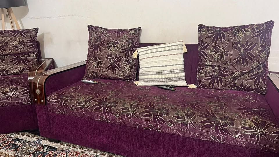 السلام عليكم
( تخم يمني متكون من 4 قنفات و 8كراسي + ميز طعام + طاولات خشب + معرض خشب) للبيع بحالة جيدة العنوان البلديات شارع المصرف كلهن سعرهن 450 الف وبيهن مجال 
متواجد واتساب وخط ***********
