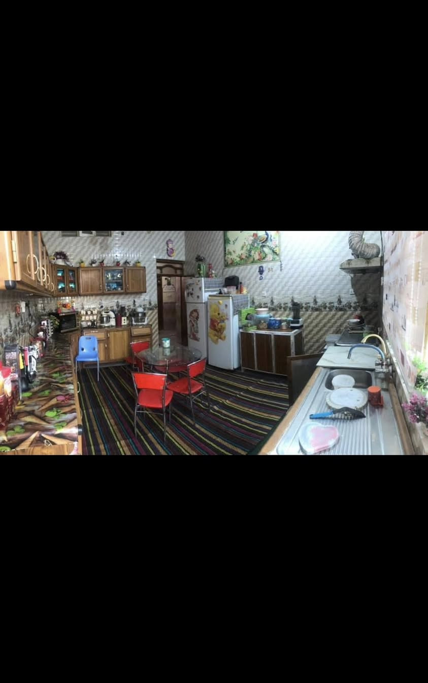 بيت مساحته 225    طابقين يحتوي على غرف نوم عدد:6   اربعه فوك واثنين جوه وصحيات عدد:3   وصاله عدد :2   وديوانيه كبيره ومطبخ حار وبارد ومخزن ومحل بناء حديث

للستفسار الاتصال 
0771 574 4883
***********
