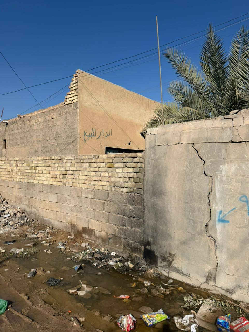 دار للبيع زراعي سند ٢٥ المساحه ١٥٠ متر  بغداد جسر ديالى قرب شارع الخدمي العريفيه شارع مقابل اسواق الزبيدي السعر مناسب ٣٥ بي مجال بناء قديم غرفه نوم هول صحيات مطبخ سقف عكاده كامل الخدمات مي كهرباء مجاري تبليط ***********
