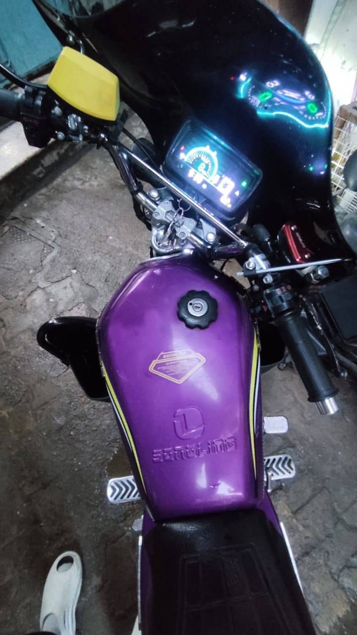 السلام عليكم ايراني سونيك2024
مثل ما موضح بالصور الدراجه  بلاديه وبيها دروعه وخير من الله سلف هندر وكهربائيات كلهن شغاله وأوراقها موجوده بيها ورقه كارتونيه بيها كل مواصفات الدراجه سعرها 850 وبيها مجال بسيط حك الجيه مكاني بغداد كاضميه وهذا رقمي 
(***********)
