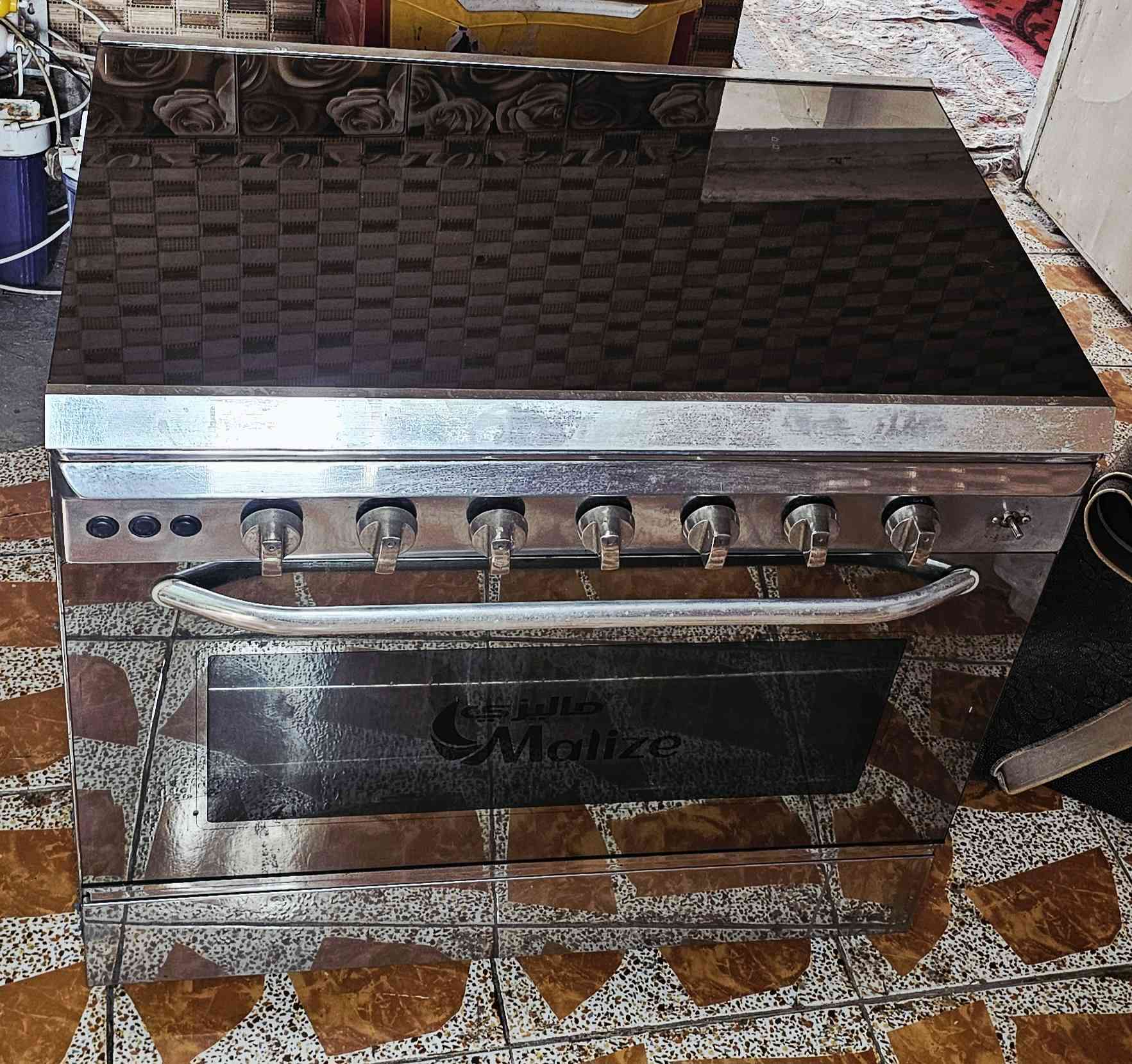 السلام عليكم 
طباخ مستخدم نضيف شغال
5 عيون والفرن فوك وجوة
سعرة 175 وبي مجال
***********
