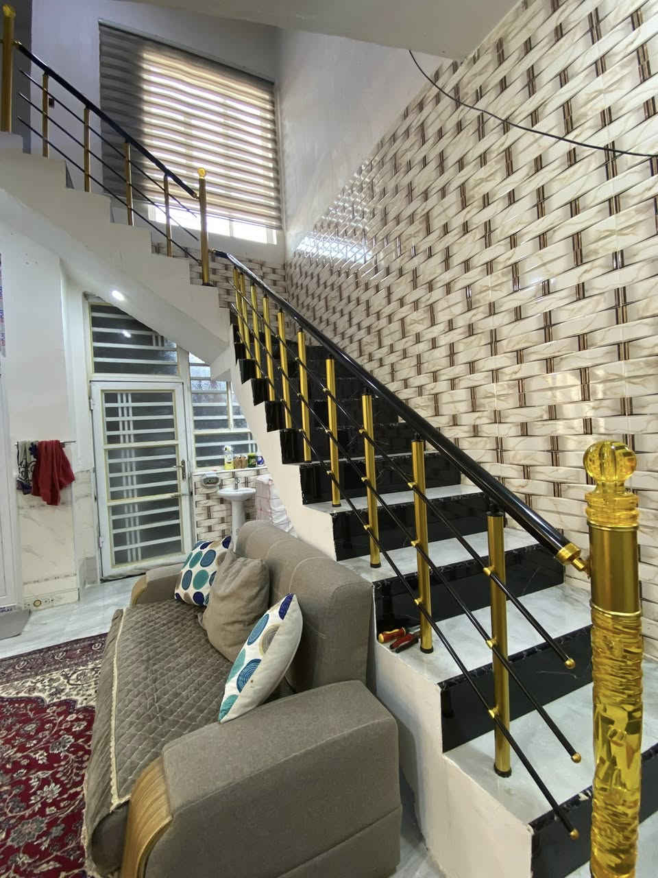 السلام عليكم 
بيت طابو زراعي سند 25 

يتكون من ( مطبخ _ صاله _ هول _غرفه نوم 1 _ مجمع صحيات 2 _ منور ) 

العنوان / حله شارع 80 كربلاء شارع شريفه الجديد 

للاستفسار : ***********
