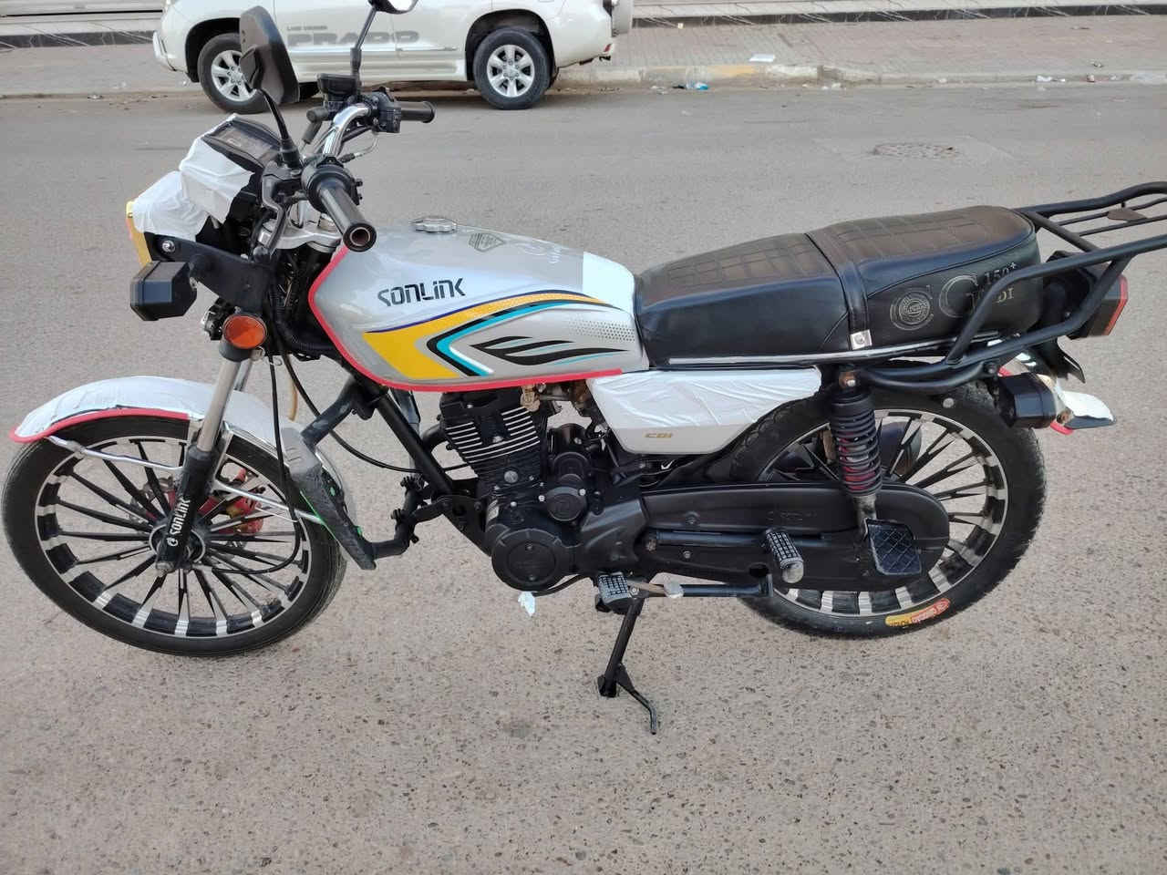 مكلف بالنشر. دراجه إيراني موديل ٢٤ .  بي ورقة منفيس  فقط مكفول بشرط عالفحص. المكان التأميم شارع النخيل. السعر ٨٥٠ وبي مجال حك الجيه . للأستفسار الاتصال على الرقم ***********
