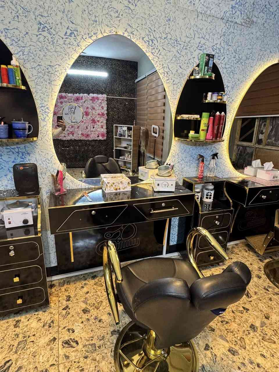 سلام عليكم 
ميز وكرسي حلاقه عدد 4 تريد واحد اطيك تريد 4 عادي
سعر مرايه كرسي 225 الف عنوان بغداد بلديات
***********
