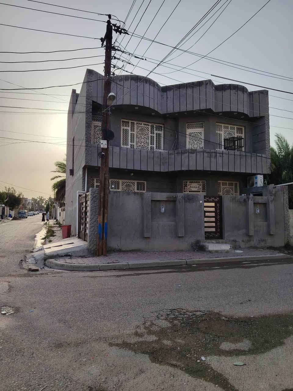 يا الله بيت في المدائن سلمان باك في منطقة القادسية ٣ طوابق للبيع سعر مناسب جداً للي يحب يستثمر في العقار 
المساحة 135 متر واقع حال ١٥٠ 
ركن على اربع شوارع 
يتكون من طابقين وبيتونه بيه غرفه 
يحتوي الطابق الاول 1️⃣
استقبال 
صالة 
ومطبخ حار بارد 
وغرفة نوم 
وصحيات داخلية وخارجيه 
ومنور 

الطابق الثاني 2️⃣
ثلاث غرف نوم 
صحيات 
صالة 
 
الطابق الثالث 3️⃣
غرفه 
وبيتونه

للاستفسار  مراسلة الصفحة 
او الاتصال على الرقم 👇
***********
