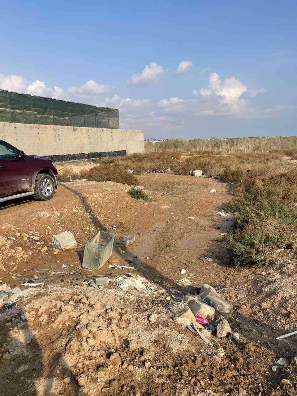 ربع دونم في الجزيرة مقابيل المحافظة 
مجاور جسر القيادة (الجديد ) 
المساحة 625 متر 
الشارع 12 متر 
الارض طابو صرف زراعي بسم عراقي 
وكالة ومكاتبة ونسخة من الطابو 
الارض مدفونه ومحدولة جاهزه للبناء 
الشارع تبليط وكهرباء وماء والمنطقة سكنية 
علما الربع دونم اول ربع دونم من بعد الحرم 
السعر 175 قابل للتفاوض 
للاستفسار اكثر اتصل على الرقم 
*********** البصرة, العراق
