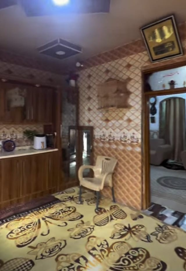 بيت للبيع حي السواق المساحه 200 م ركن شارع 15م خلف شارع الزهور طابقين يحتوي على 6 غرف نوم واستقبال ومطبخ وصاله وصحيات البيت جديد بناء سنة 2018 السعر 700 مليون مع المجال 
***********
حسين الرماحي
