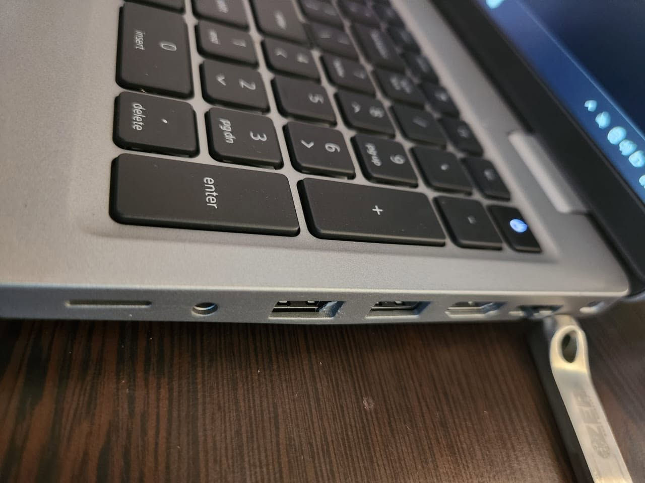 🚀 عـرض لـفـتـرة مـحـدودة: الـقـوة والأداء الـخـارق بـسـعـر لا يُـنـافـس! 🚀
هل تبحث عن لابتوب بمواصفات "وحش" يتحمل برامج الهندسة، المونتاج، والتصميم بدون أي تعليق؟ جهاز Dell Precision 3571 بمواصفات فائقة ونظافة شبه جديد (99%) متوفر الآن!
💻 المواصفات الفنية (العملاقة):
 المعالج: Intel Core i9 (الجيل 12) فئة H عالية الأداء.
 الذاكرة العشوائية (RAM): سعة 16GB DDR5 أحدث وأسرع جيل رام.
 التخزين: 512GB SSD فائق السرعة لإقلاع ونقل ملفات بلمح البصر.
 كرت الشاشة: NVIDIA Quadro T600 بسعة 4GB (مخصص للبرامج الهندسية والرندر) + كرت داخلي Intel.
 الشاشة: 15.6 بوصة بدقة FHD (1920×1080) مريحة للعين وبألوان دقيقة.
 البطارية: بحالة ممتازة جداً.
 الحالة العامة: مستعمل نظافة 99% (شبه جديد تماماً).
💰 السعر:
1,100,000 دينار عراقي فقط!
🎁 الهدايا والمزايا المجانية:
 🛡️ ضمان حقيقي لمدة شهر (بعد الفحص والاستلام لتشتري وأنت مطمئن).
 🚚 توصيل مجاني لكافة المحافظات.
 🖱️ ماوس مجاني.
 🎒 حقيبة لابتوب مجانية.
 🔌 الشاحن الأصلي الخاص بالجهاز.


**إذا كنت صاحب هذا الإعلان وتريد حذفه لأي سبب، رجاءا أرسل رسالة إلى الدعم الفني**