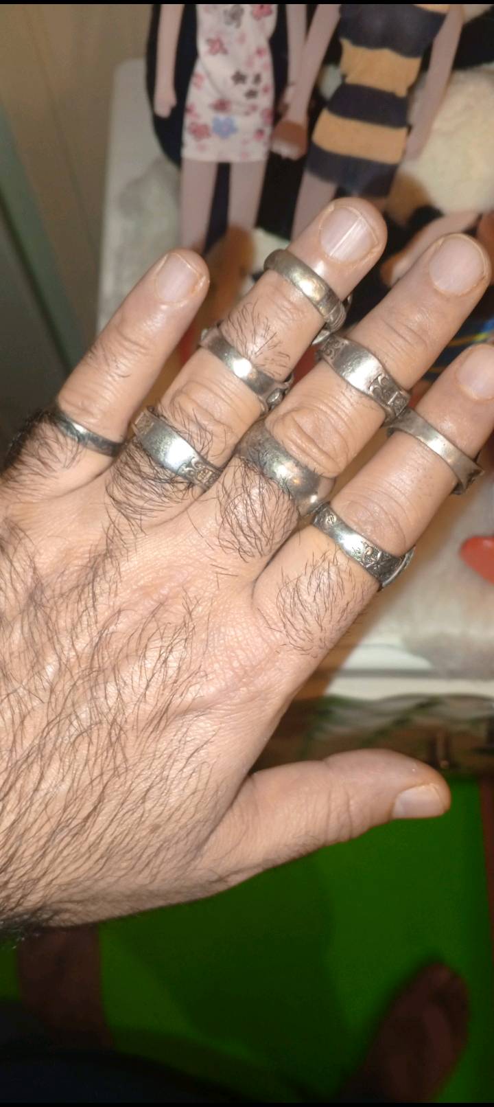 البيع خواتم قديمه فضه عيار 925 حجز اصلي فعال سعرالف25 قفل وذا شلع تريد علا الف 20مناسب فقط شراي يتصل علا رقم*********** او يجي  خاص من رخصه الادمن المحترم وافق ربي يرزقك انشالله باب رزقي اذ مكان بغداد توصيل ماعندي بيع مفرد وشلع