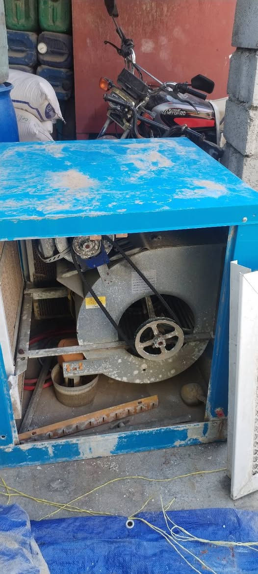 مووبەریدە یکی پاک بۆ فرۆشتن
دەرگاکانی پووش نیە کارتۆنەکانە ..هەوایکی زۆر ساردی هەیە تەنها دوو هاوین ئیشی کردووە .100 و معاملە
***********

