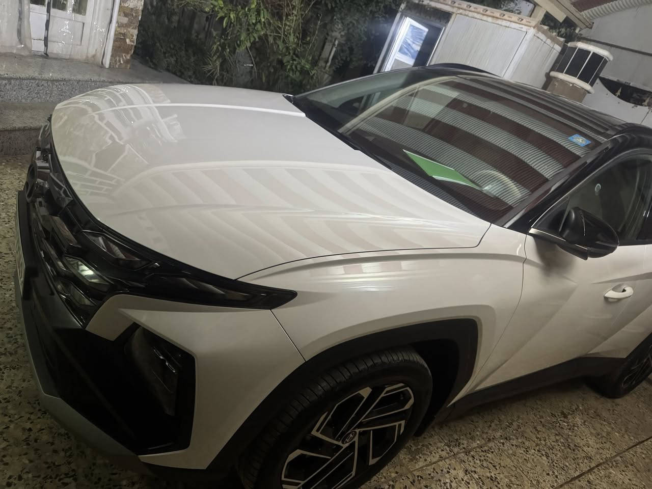 هونداي توسان 2025
هونداي توسان 2025 - (توكلر) بحالة الزيرو
السيارة شبه جديدة (ماشية 5000 كم فقط) - مواصفات خليجية مميزة
المواصفات والتميز:
• المحرك: 2.0 لتر دوش (أداء متميز وعملي).
• المقصورة: داخلية مميزة باللون الأبيض الملكي بحالة الوكالة.
• التكنولوجيا: شاشة "سينما" متصلة (أحدث إصدار)، كاميرا دوارة (تتبع
حركة المقود).
• المقاعد: تحكم كهربائي بالكامل مع ميزة تبريد المقاعد.
• الراحة: بردات خلفية بلاد (للأبواب)، جنطة (صندوق خلفي) كهرباء.
® الأنظمة والتحكم:
• التشغيل: بصمة تشغيل + تشغيل عن بعد.
• القيادة: 4 أنظمة قيادة (Drive Mode) لتناسب كافة الطرق.
• التحكم: هاند بريك كهربائي + نظام أوتو هولد (Auto Hold) .
• الحساسات: نظام تحسس أمامي وخلفي متكامل.
• العجلات: ويل كب حجم 19 بتصميم 2025 المميز.
حالة السيارة:
• السيارة بحالة الزيرو، لا شخط ولا نقص، وجاهزة للاستخدام فوراً.
السعر:250 وبيه مجال بسيط.
الموقع: بابل -شارع 80 .
ما للاتصال والاستفسار : *********** /// ***********
