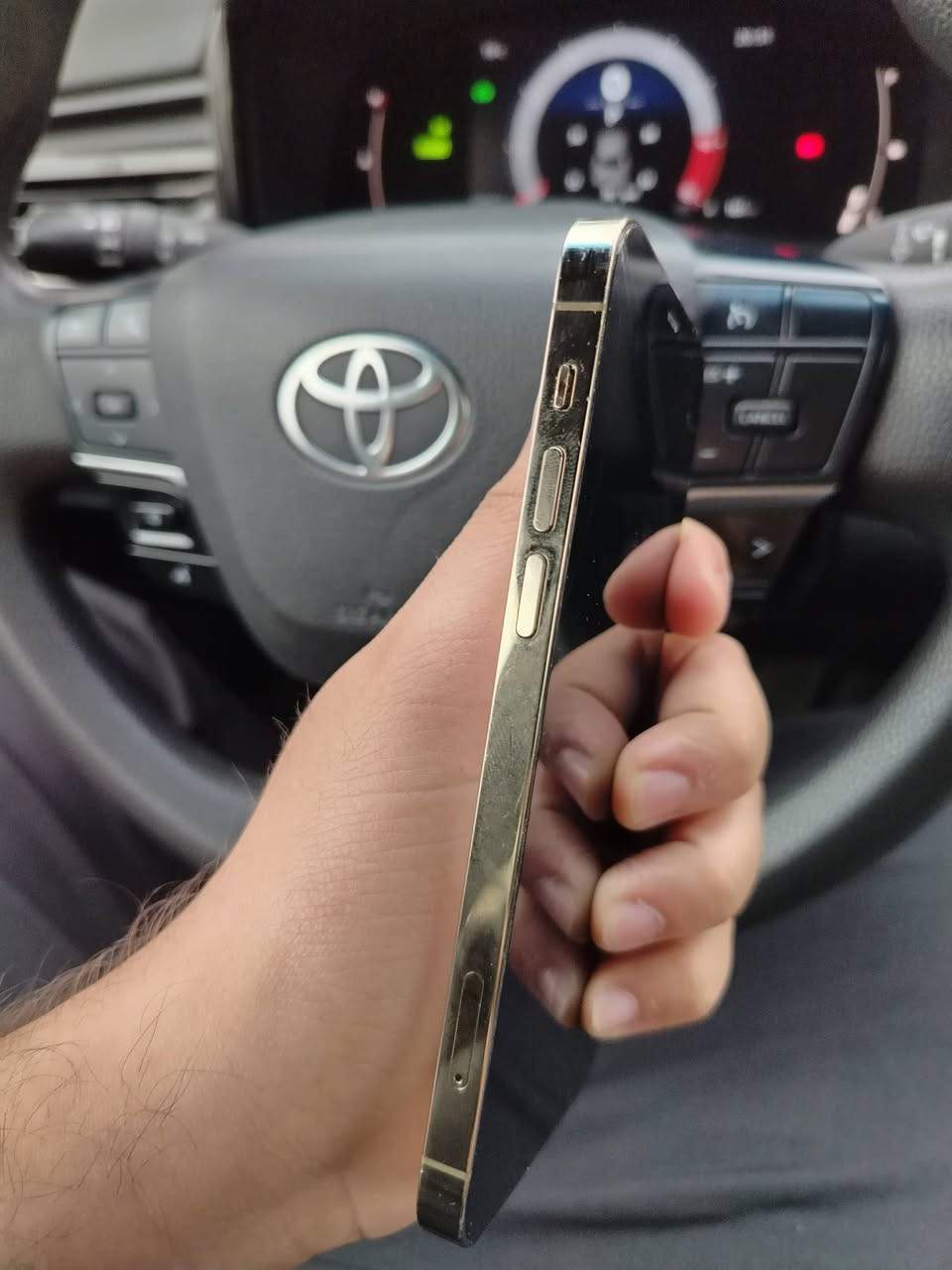 سلام عليكم 
ايفون 12 pro الصغير بـ٢٩٠ الف  جهاز بلادي كلشي ممبدل بي فقط الفطر الكلاس والخلفي مثل مموضحات بالصور ذاكرة 256 بطاريه 78 للبيع للاتصال ***********
