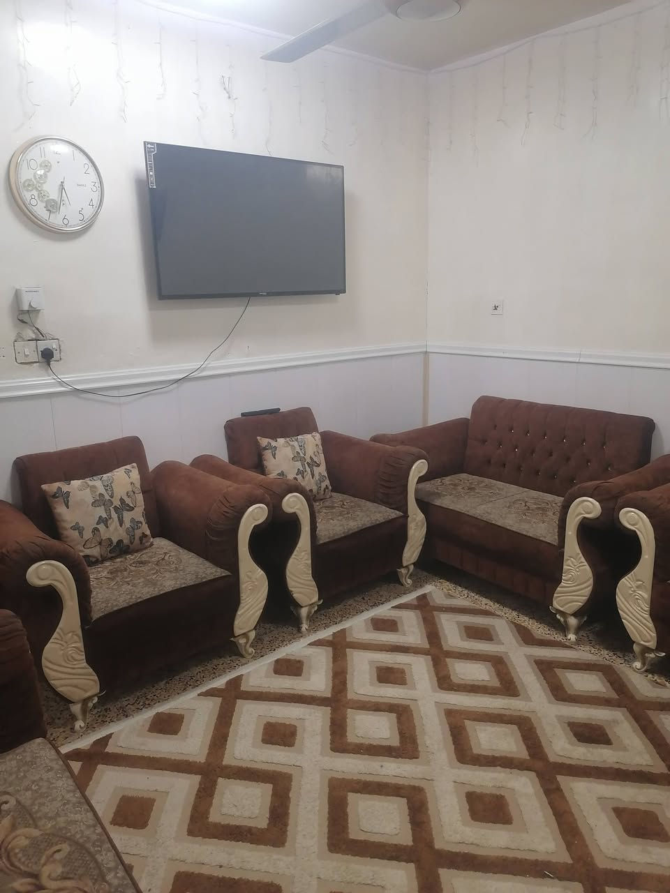 السلام عليكم تخم 10 مقاعد شغل نجار مشتغلة على يدي توصا ابلوك ركم أمريكي اسفنج اكسترة قماش 12 الف المتر نضافتة نضيف جدن السعر 550 الف *********** حسينية الراشدية الضباط
