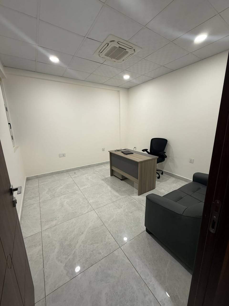 للايـجـار شقة عرصات الهندية

عنوان الشقة 📍 عرصات الهندية مقابل وكالة بوما

🔶 المساحة  150 مـتـر

تحتوي على صالة كبيرة وغرف عدد 3 ومطبخ وصحيات

طابق ثاني مع وجود نصعد شغال 24 ساعه

للمكاتب والشركات التجارية فقط ❗️❗️

ــــــــــــــــــــــــــــــــــــــــــــــــــــــــــ
‎‏‎((شركة دار السلطان للعقار حيثٌ تَلتَقي الرُوٌية ,بلتَمَيٌز ))

❗️❗️ نسـتـقـبل العروض البيع الشراء والايجار ❗️❗️

بيع - شراء - ايجار - ادارة امـلاك - مقاولات عامة

‎‏‎📊كل ماعليك الاتصال أو المراسلة على الصفحة *ʲᵒⁱⁿ ᵘˢ*

 حسن زوانة *********** - ***********

‎‏‎الفرع الاول /عرصات الهندية مجاور فندق بلوم 

‎‏‎ الفرع الثاني /الـسـيـديــة الضباط مقابل افران الرباط

‎‏‎‏‎زبائننا الكرام بِكُم نَرتقي ونَتشرف بزيارتِكم ونَفتخر بخِدمتِكم ❤
