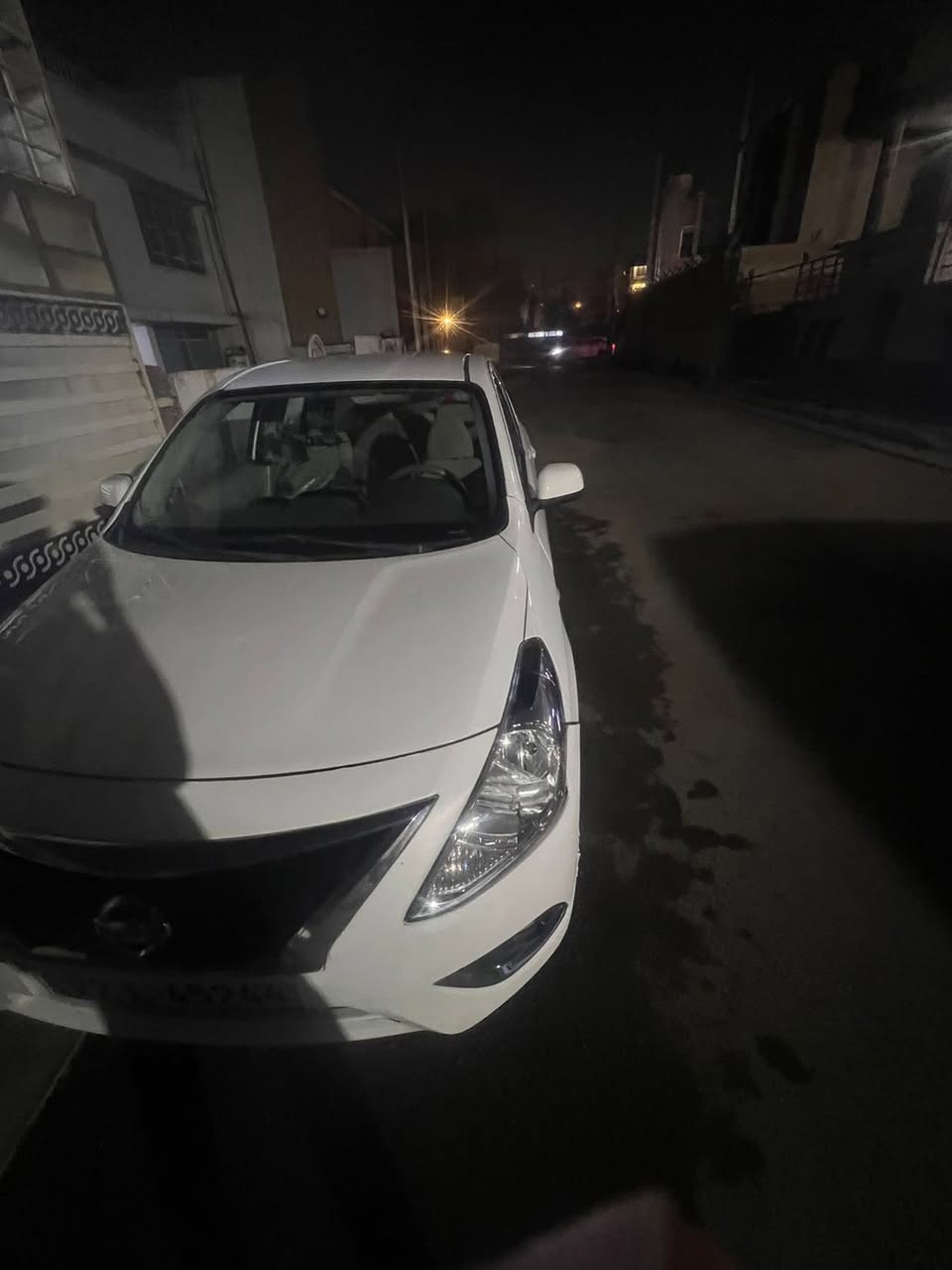 نيسان سني ٢٠١٩
ماشيه ١٤٤ الف قابله للزياده 
مضروبه صفحه السايق جاملغ واصل للـ لغد معدل شويه 
بيها صبغ و بيها كم طخه مبينه بالصور 
كير مكينه 
تبريد تتدفئه
مكفولات
 كهربائيات حداديه كله جديد مابيها اي نقص 
السعر ٨٥ 
***********
العنوان مدينه الصدر جميله
