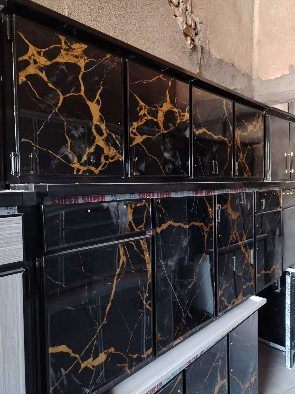 وصول وجبه جديده في مزاد لأخوين العنوان المفرق الطرق والجسور مقابيل العزات بن تجه رايح عليه المفرق السعر اب 350 وبي مجال للاستفسار *********** كونترات جديد مترين والسنك مترا و30 يتوفر الالوان مراوس بل مستخدم همين
