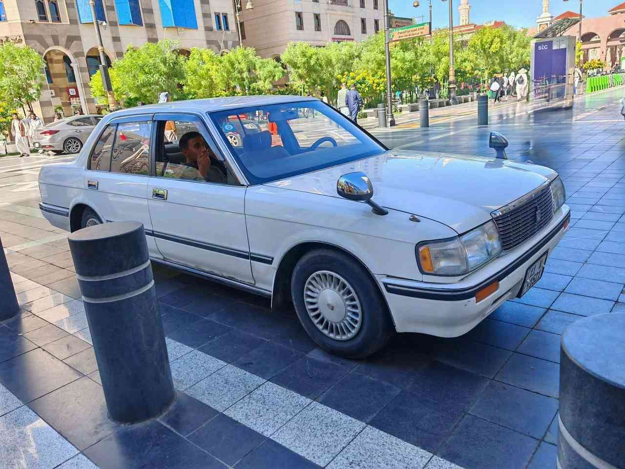 سلام عليكم ارنب كراون
مكفوله من الكص واي عيب شرعي 

سياره جديده معنه الكلمه  تبريد ثلج 

***********
